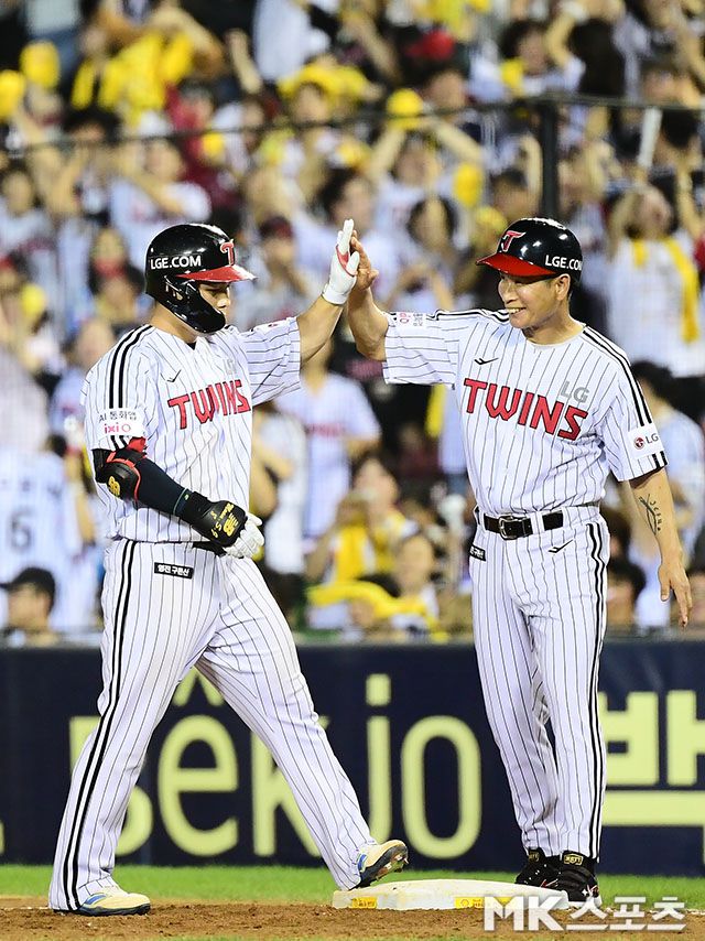 19일 오후 서울 잠실구장에서 ‘2025 신한 SOL뱅크 KBO 리그’ 롯데 자이언츠와 LG 트윈스 경기가 열렸다. 5회말 1사 2, 3루에서 LG 문성주가 2타점 적시타를 치고 출루하고 있다. 사진(잠실 서울)=김영구 기자