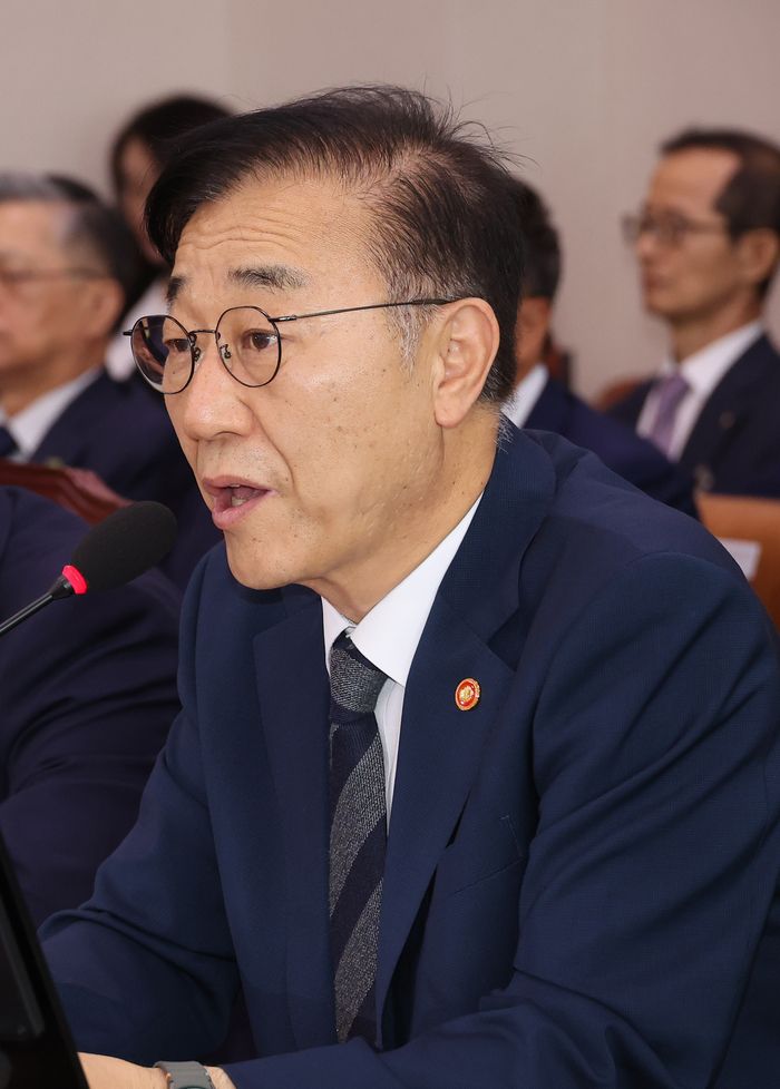 19일 국회 국토교통위 전체회의에서 의원 질의에 답하고 있는 김윤덕 국토교통부 장관. 연합뉴스