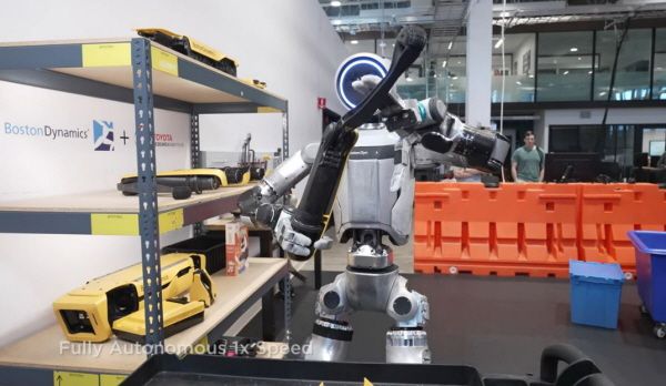 20일 보스턴다이내믹스가 공개한 영상에서 아틀라스가 스팟 다리 부품을 들어 접는 동작을 구현하는 모습 [사진=보스턴다이내믹스 유튜브 캡쳐]