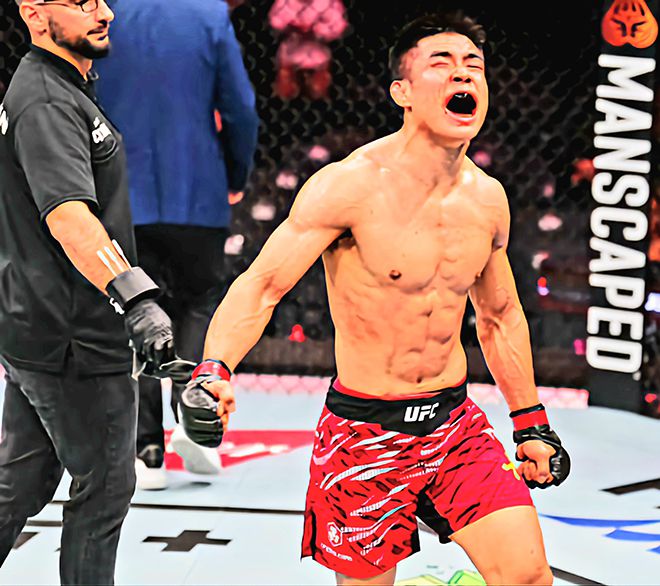 Road to UFC 시즌2 밴텀급 토너먼트 준우승 샤오룽이 2024년 11월 중국 마카오특별행정구 아오먼인허쭝허두자청에서 UFC 정규 데뷔전 승리를 거둔 후 감격하고 있다. 사진=TKO