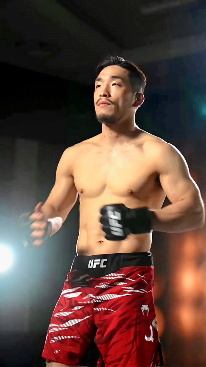Road to UFC 시즌3 밴텀급 토너먼트 우승자 유수영이 2025년 8월 중국 상하이다우타이 UFC on ESPN+ 115 프로필을 촬영하고 있다. 사진=TKO
