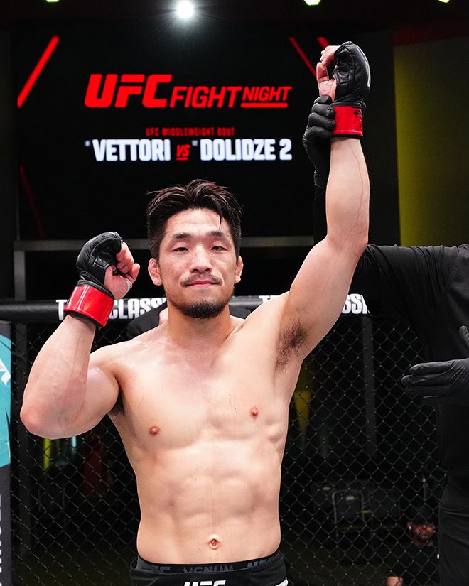유수영이 2025년 3월 미국 네바다주 엔터프라이즈 UFC on ESPN+ 112 밴텀급 경기 승리 선언을 받고 있다. 사진=TKO