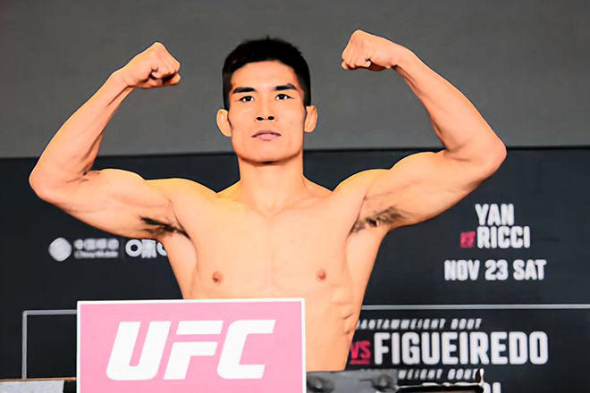 Road to UFC 시즌2 밴텀급 토너먼트 준우승 샤오룽이 2024년 11월 중국 마카오특별행정구 UFC 정규 데뷔전 계체를 통과하고 있다. 사진=TKO