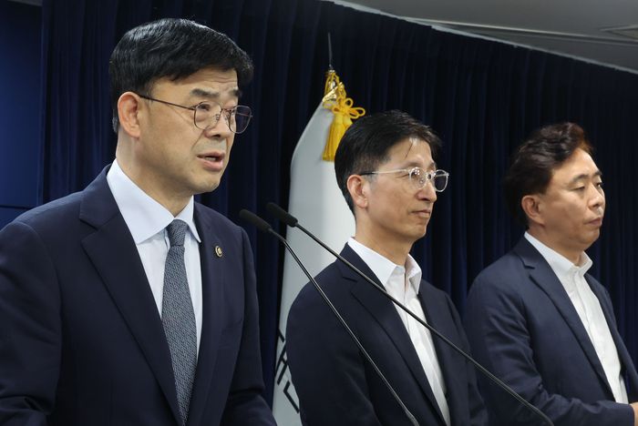 21일 정부서울청사에서 이상경 국토부 제1차관이 외국인 토지거래허가구역 지정 관련 브리핑을 하고 있다. [이승환 기자]