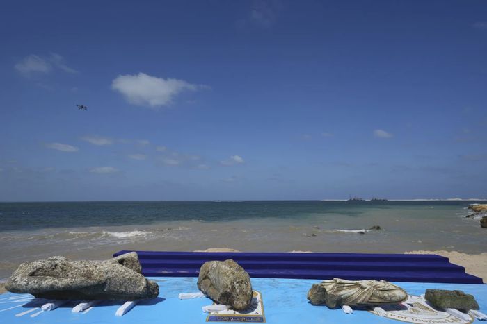 이집트 북부 항구도시 알렉산드리아 인간 아부키르만 해역에서 끌어올린 2000년 전 유물 4점. [사진 = AP]