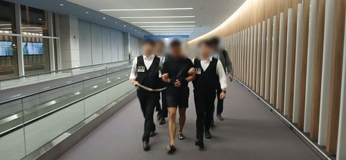 22일 태국서 강제송환된 중국 국적 해킹 조직 총책. [사진 = 법무부]