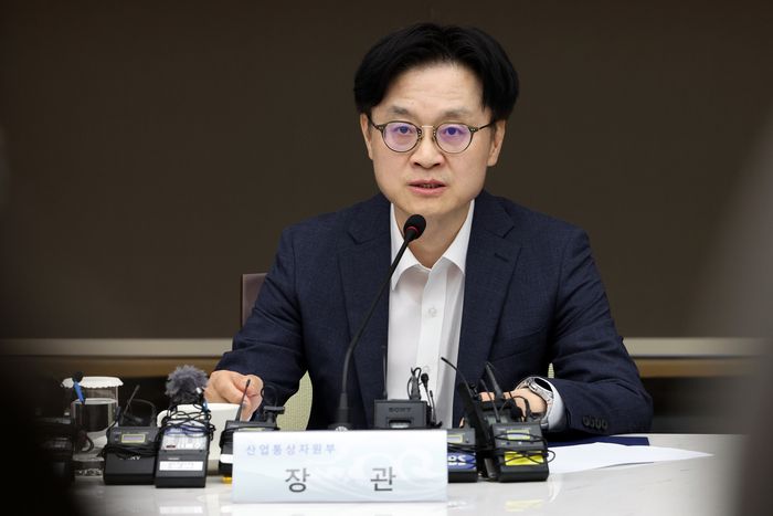 김정관 장관, 국내 석유화학 CEO들과 상견례 김정관 장관, 국내 석유화학 CEO들과 상견례
     (서울=연합뉴스) 이동해 기자 = 김정관 산업통상자원부 장관이 20일 서울 중구 대한상공회의소에서 열린 석유화학업계 사업재편 자율협약식에서 모두 발언을 하고 있다. 2025.8.20
    eastsea@yna.co.kr
(끝)


<저작권자(c) 연합뉴스, 무단 전재-재배포, AI 학습 및 활용 금지>