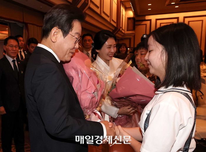 한일정상회담을 위해 일본을 방문한 이재명 대통령과 부인 김혜경 여사가 23일 도쿄의 한 호텔에서 열린 동포간담회에 참석해 꽃다발을 받고 있다. 2025.8.23 [도쿄/김호영기자]