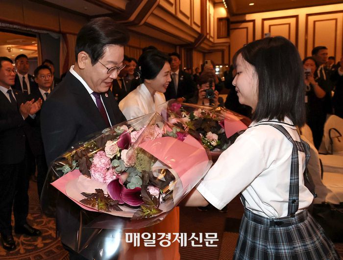 한일정상회담을 위해 일본을 방문한 이재명 대통령과 부인 김혜경 여사가 23일 도쿄의 한 호텔에서 열린 동포간담회에 참석해 꽃다발을 받고 있다. 2025.8.23 [도쿄/김호영기자]