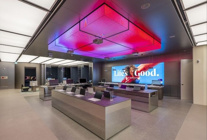 LG전자가 혁신 기술, 브랜드 철학과 비전, 헤리티지를 한자리에서 경험할 수 있는 ‘LG전자 플래그십 D5’를 21일 오픈했다. LG 그램 존에서는 초경량 프리미엄 노트북과 온디바이스 AI 솔루션을 직접 체험해볼 수 있다. [LG전자]