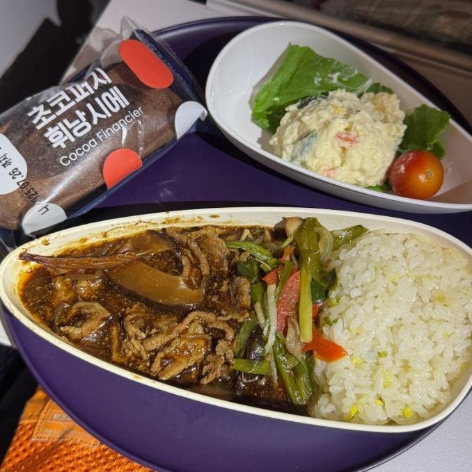 에어프레미아 이코노미 클래스 기내식. 짜다는 후기가 많은데 내 입맛에도 많이 짰다. / 사진=홍지연 여행+ 기자