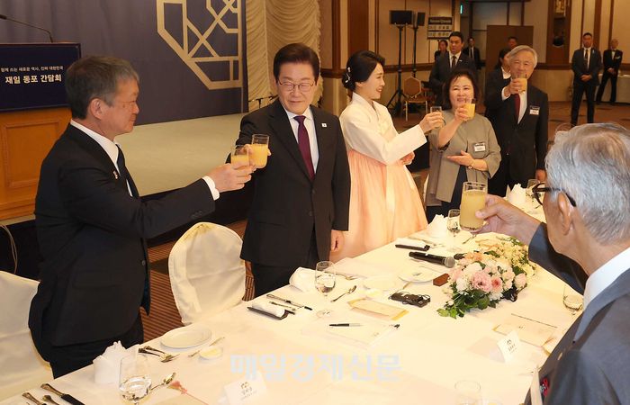 한일정상회담을 위해 일본을 방문한 이재명 대통령과 부인 김혜경 여사가 23일 도쿄의 한 호텔에서 열린 동포간담회에 참석해 건배를 하고 있다. 2025.8.23 [도쿄/김호영기자]