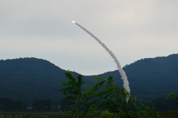 북한의 신형지대공미사일이 시험사격되고 있다. [사진 = 연합뉴스]
