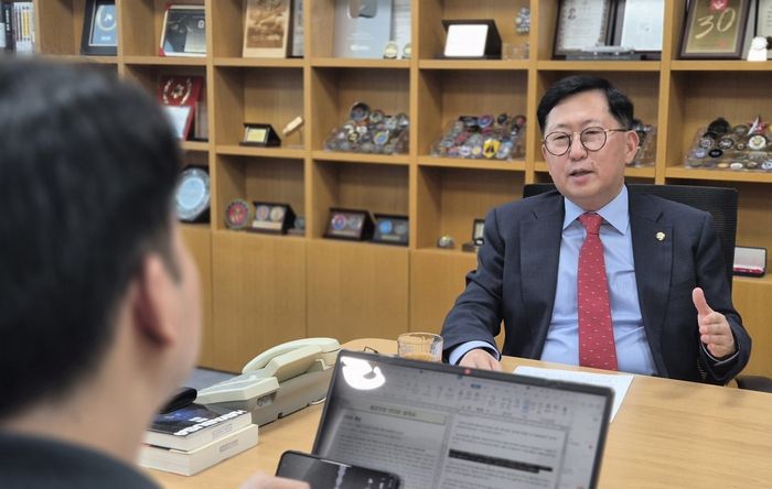 국회 국방위원회 소속 유용원 국민의힘 의원은 “취지에는 공감한다”면서도 신중한 접근이 필요함을 거듭 강조했다. 사진은 매경AX와 인터뷰 중인 유 의원. [사진 제공 = 유용원 의원실]