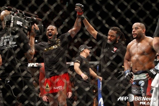 존스는 코미어를 꺾고 라이트헤비급 최강으로 남았다. 그러나 약물 문제가 밝혀지면서 상황은 달라졌다. 사진=AFPBBNews=News1