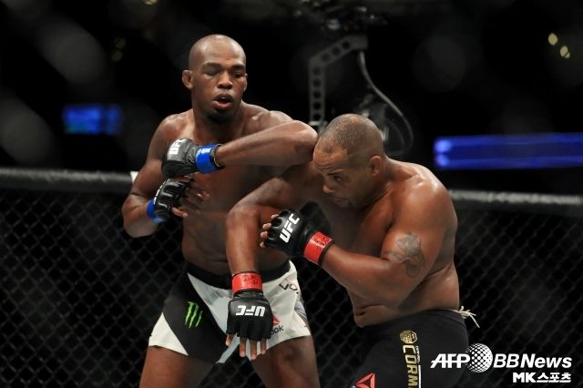 존스는 많은 UFC 파이터가 인정하는 역대 최고의 선수 중 한 명이다. 실제로 라이트헤비급에서 역대 최고로 평가받고 있으며 헤비급에서도 시릴 간, 스티페 미오치치를 차례로 격파, 챔피언이 됐다. 다만 약물 문제에서 자유롭지 않은 만큼 ‘GOAT’가 될 수 있을지는 알 수 없다. 코미어는 이 부분을 정확하게 지적했고 존스는 부정, 오히려 조롱했다. 사진=AFPBBNews=News1