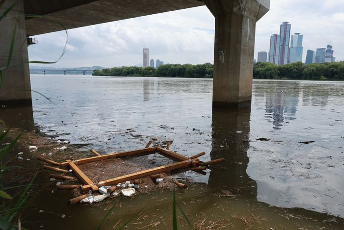 서울 마포구 서강대교 인근 한강변에 집중호우로 떠밀려온 쓰레기가 쌓여 있다. 2025.8.15 [사진=연합뉴스]