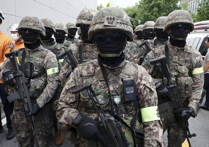 지난 19일 정부서울청사 별관에서 진행된 정부서울청사 폭발물 테러 대응 합동훈련에 참가한 군인들이 대기하고 있다. 기사 내용과 직접적인 관련 없음. [사진 출처 = 연합뉴스]