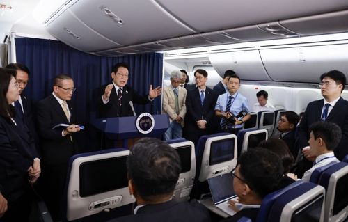 이재명 대통령이 24일(현지시간) 일본 도쿄 하네다공항 이륙 뒤 한미 정상회담을 위해 미국 워싱턴DC로 향하는 공군 1호기 기내에서 기자간담회를 하고 있다. [사진 출처 = 연합뉴스]
