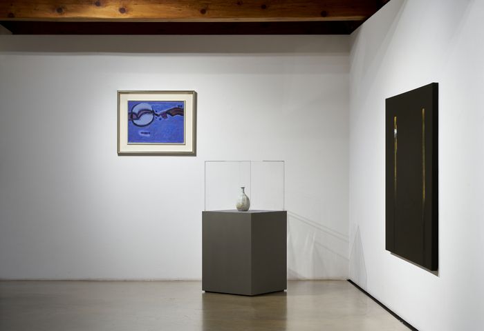 김환기 달과 산(왼쪽), 백자팔각병, 송현숙 ‘5획’이 나란히 전시되어 있다. [학고재]