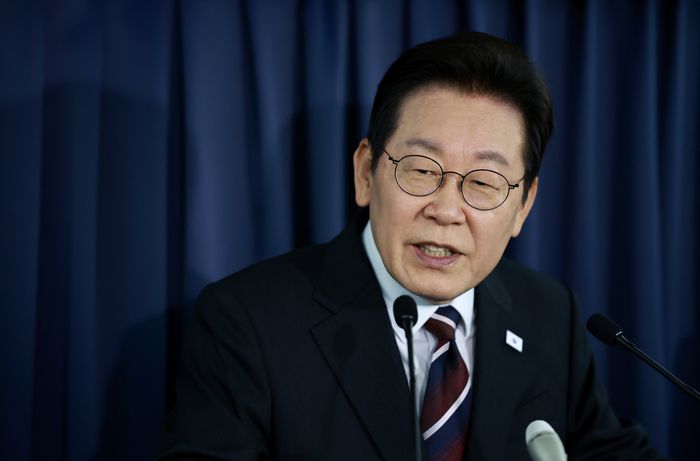 이재명 대통령, 워싱턴DC 향하는 공군 1호기에서 기자간담회 [사진 출처 = 연합뉴스]