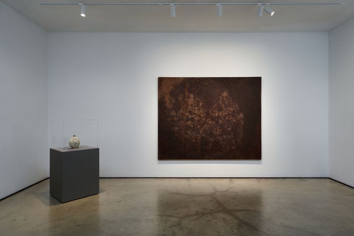 분청자 초엽문 편병과 나란히 걸린 박영하 ‘내일의 너’ [학고재]