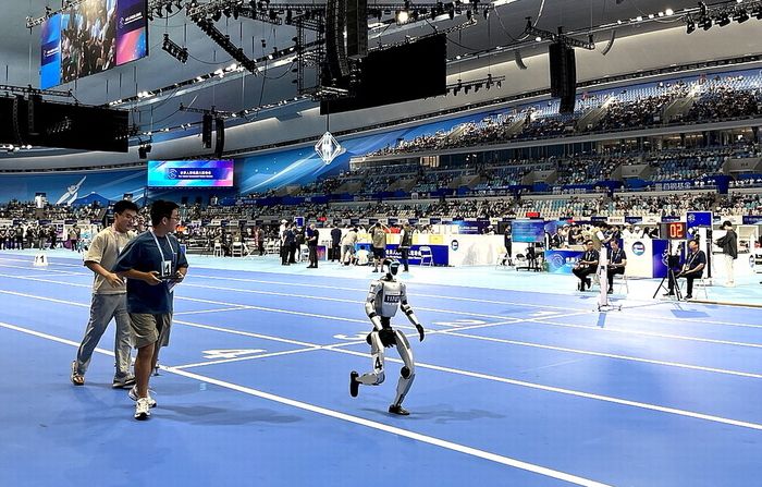 선수처럼 전력 질주 15일 격투기 경기만큼 관심을 끈 육상에서 유니트리의 ‘G1’이 1500m 달리기 종목에 출전해 힘차게 트랙을 달리고 있다. [베이징 = 송광섭 특파원]