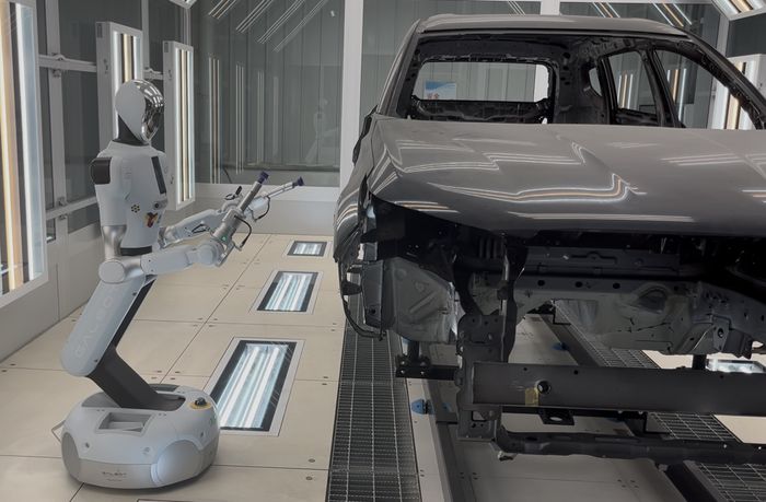 중국의 전기차 및 로봇 소·부·장 기업 ‘톈치’가 중국 대표 로봇 기업인 갤봇과 함께 개발한 고객 맞춤형 휴머노이드 로봇. 이 로봇은 차체 주위를 돌며 케이블과 휠 등이 제대로 설치됐는지 확인하고 있다. 현재 중국 전기차 브랜드 지커 등 여러 기업의 생산라인에 투입돼 있다. [우시 = 송광섭 특파원]