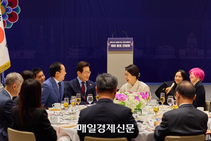 이재명 대통령과 김혜경 여사가 24일(현지시간) 미국 워싱턴DC의 한 호텔에서 열린 동포 만찬 간담회에 참석했다.   [워싱턴=김호영 기자]2025.08.25