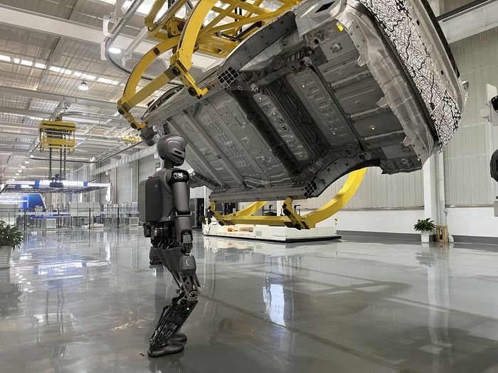 중국의 전기차 및 로봇 소·부·장 기업 ‘톈치’가 중국 대표 로봇 기업인 유비테크와 함께 개발한 고객 맞춤형 휴머노이드 로봇. 이 로봇은 생산라인에 투입돼 차체에 이상 여부가 있는지 체크하는 역할을 한다. [우시 = 송광섭 특파원]