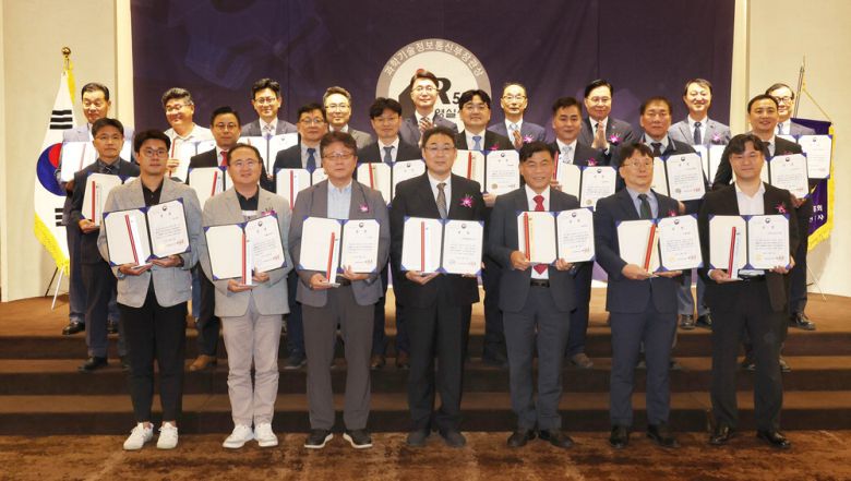 26일 서울 삼정호텔에서 열린 IR52 장영실상 시상식에서 고서곤 한국산업기술진흥협회 부회장, 류제명 과학기술정보통신부 2차관, 김정욱 매일경제신문 기획실장, 심사위원장 류석현 한국기계연구원장(맨 뒷줄 왼쪽 넷째부터)이 수상자들과 기념촬영을 하고 있다.  이충우 기자