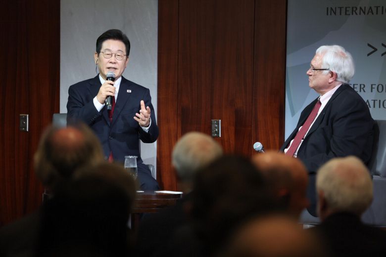 25일(현지시간) 미국 워싱턴DC 소재 싱크탱크 전략국제문제연구소(CSIS)에서 이재명 대통령이 존 햄리 CSIS 소장(오른쪽)과 대담하고 있다.  워싱턴 김호영 기자