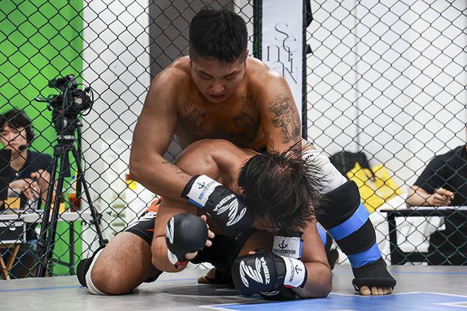 ‘태산아빠’ 조정훈은 KMMA 라이트헤비급 챔피언결정전에서 ‘썬더스톰’ 박준현의 레슬링 공격을 완벽하게 방어한 3라운드 타격으로 승기를 잡아 만장일치 판정으로 이겼다. 사진=스탠다드앤드프로그레스 스포츠에이전시 제공