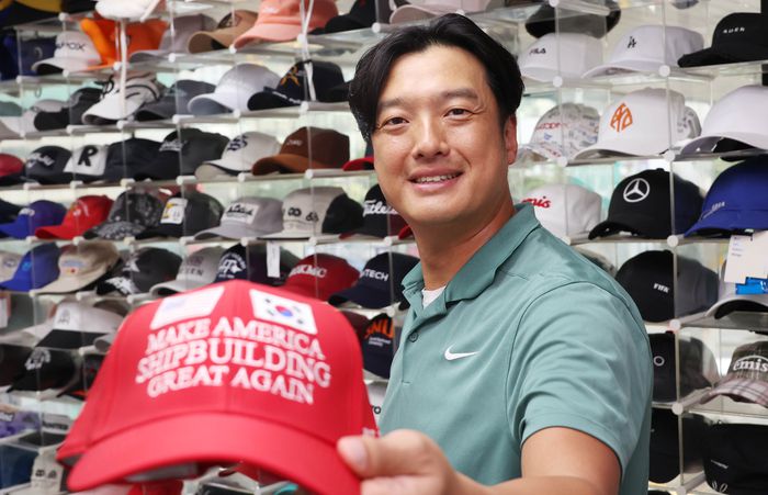 심기대 모자팩토리 대표가 서울 중구 본사에서 직접 제작한 ‘마스가(MASGA) 모자’를 소개하고 있다. [이충우 기자]