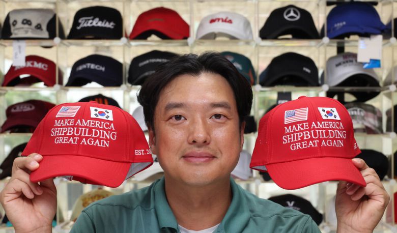 심기대 대표가 '모자팩토리'에서 제작한 '마스가 모자'를 들어 보이고 있다. 이충우 기자