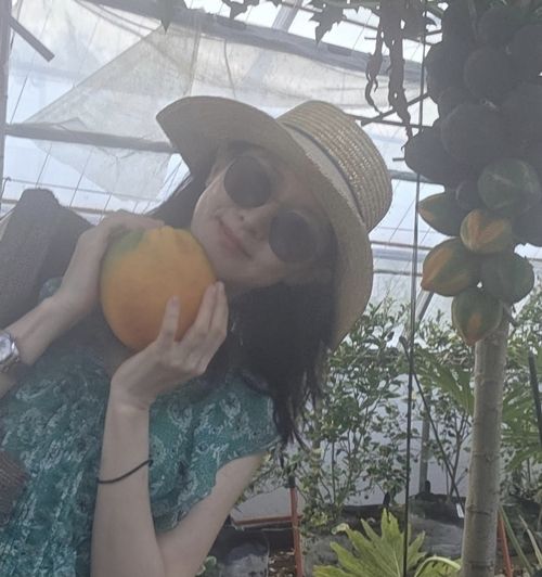 배우 이영애(54)가 텃밭 수확과 바캉스를 동시에 즐기는 근황을 전했다. 사진=이영애 SNS