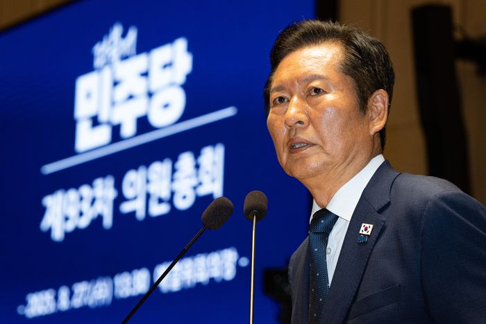 정청래 더불어민주당 대표가 27일 서울 여의도 국회에서 열린 의원총회에서 모두 발언을 하고 있다. [사진출처=뉴스1]