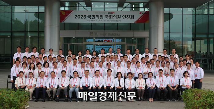 28일 인천국제공항공사 항공교육원에서 열린 2025 국민의힘 국회의원 연찬회에서 장동혁 대표, 송언석 원내대표 등 참석자들이 기념촬영을 하고 있다. 2025.8.28[이충우기자]