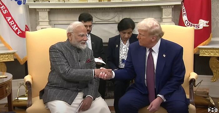 6개월 전엔 화기애애했던 모디-트럼프 = 나렌드라 모디 총리가 지난 2월 미국 백악관에서 도널드 트럼프 대통령과 정상회담을 하며 악수를 나누고 있다. <백악관 영상 캡처>