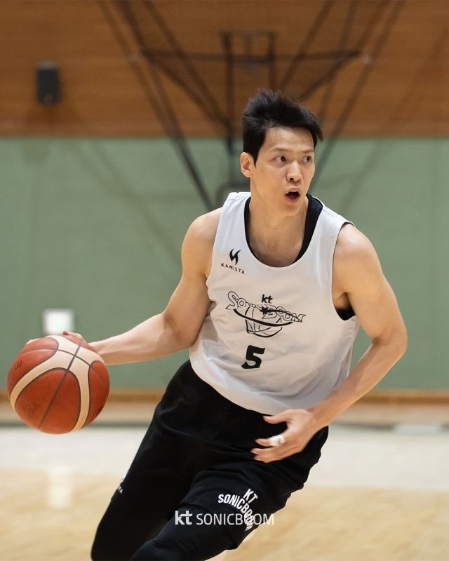 ‘플래시 썬’ 김선형이 KBL을 대표하는 ‘느림보 팀’을 완전히 바꾸고 있다. 사진=kt 제공