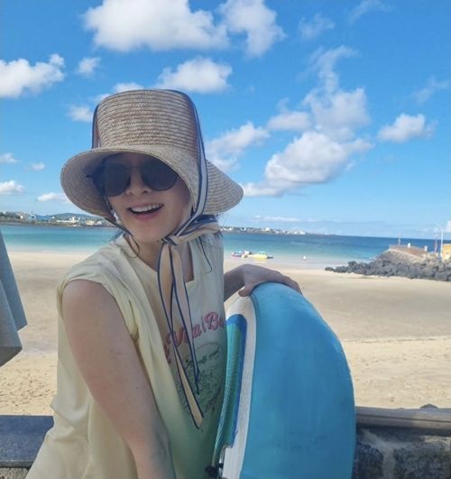 배우 이영애(54)가 텃밭 수확과 바캉스를 동시에 즐기는 근황을 전했다. 사진=이영애 SNS