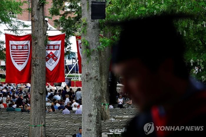 하버드대 졸업식 행사에 참석한 학생과 가족들. 2025.05.29 [사진=로이터 연합뉴스]