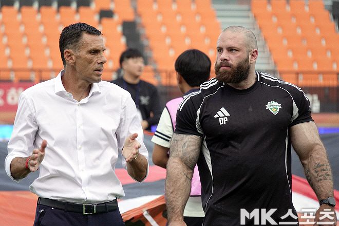 전북 현대 거스 포옛 감독(사진 왼쪽)이 디에고 포옛 전력 분석 코치와 이야기를 나누고 있다. 디에고 포옛은 거스 포옛 감독의 아들이다. 사진=이근승 기자