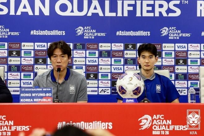 한국 축구 대표팀 홍명보 감독(사진 왼쪽), 국가대표팀 미드필더 김진규. 사진=대한축구협회