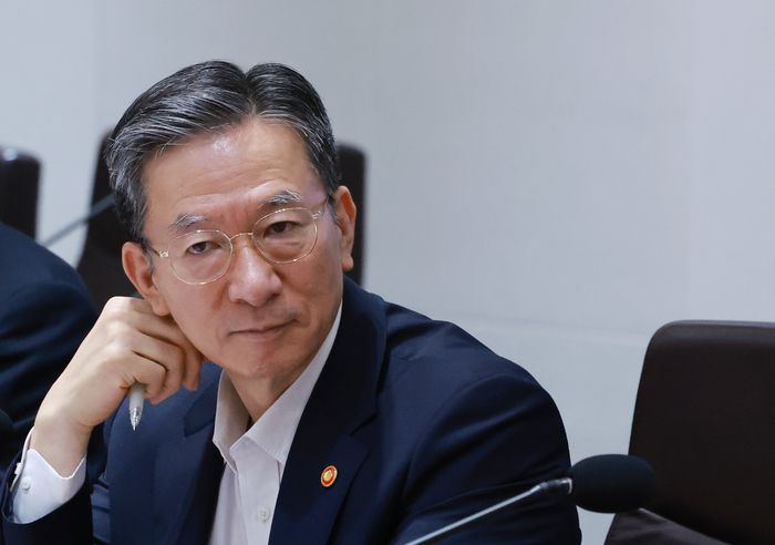 정성호 법무부 장관이 지난 29일 서울 용산 대통령실 청사에서 이재명 대통령 주재로 열린 임시 국무회의에 참석하고 있다. [사진 출처 = 연합뉴스]