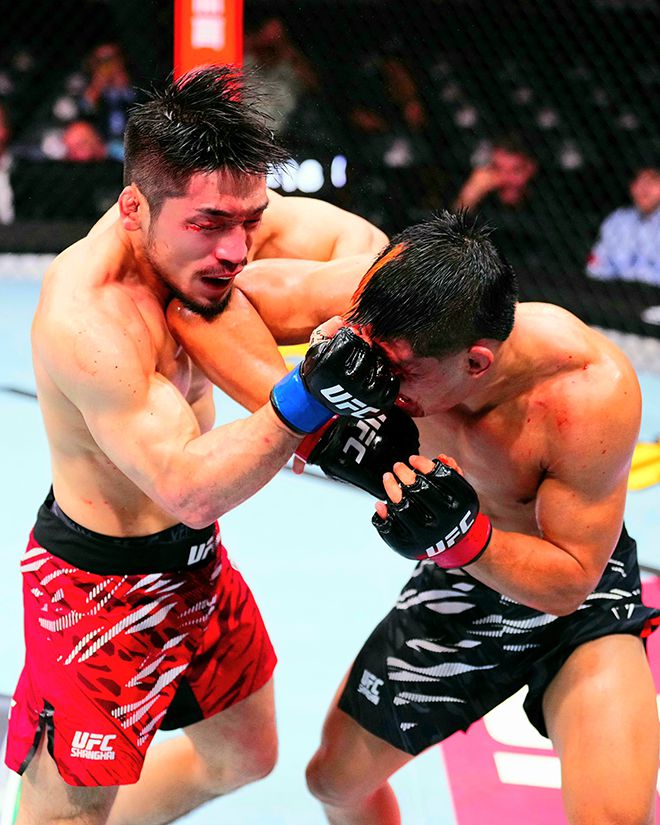 Road to UFC 시즌2 밴텀급 토너먼트 준우승자 샤오룽이 2025년 8월 중국 상하이다우타이에서 UFC 정규 데뷔 2연승을 거두기 위해 Road to UFC 시즌3 밴텀급 토너먼트 우승자 유수영을 팔꿈치로 때리고 있다. 사진=TKO