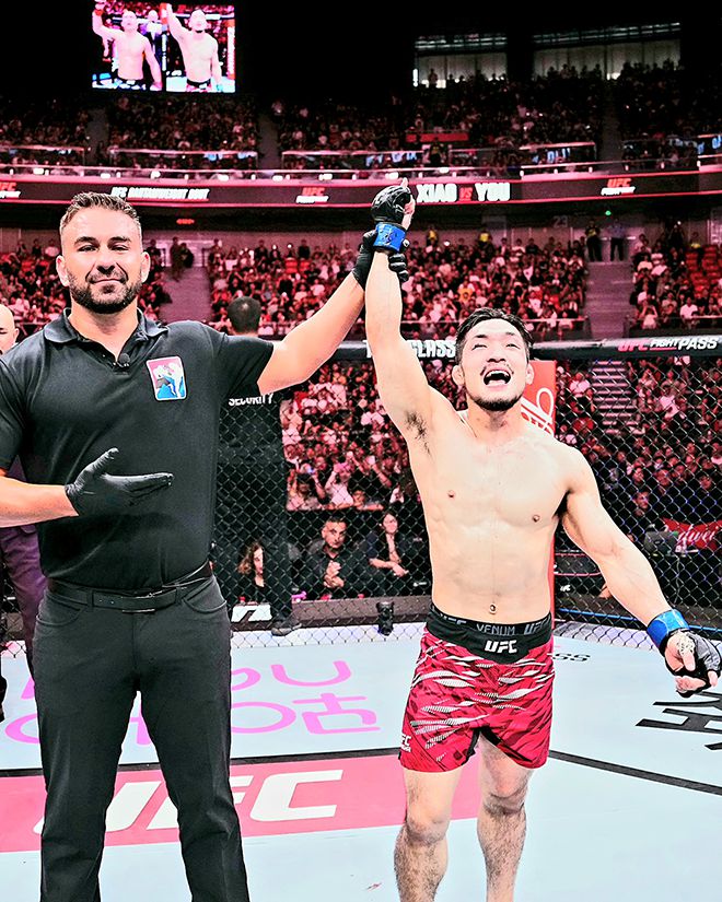 Road to UFC 시즌3 밴텀급 토너먼트 우승자 유수영이 2025년 8월 중국 상하이다우타이에서 UFC 정규 파이터로 데뷔 2연승 달성 선언을 받고 있다. 사진=TKO