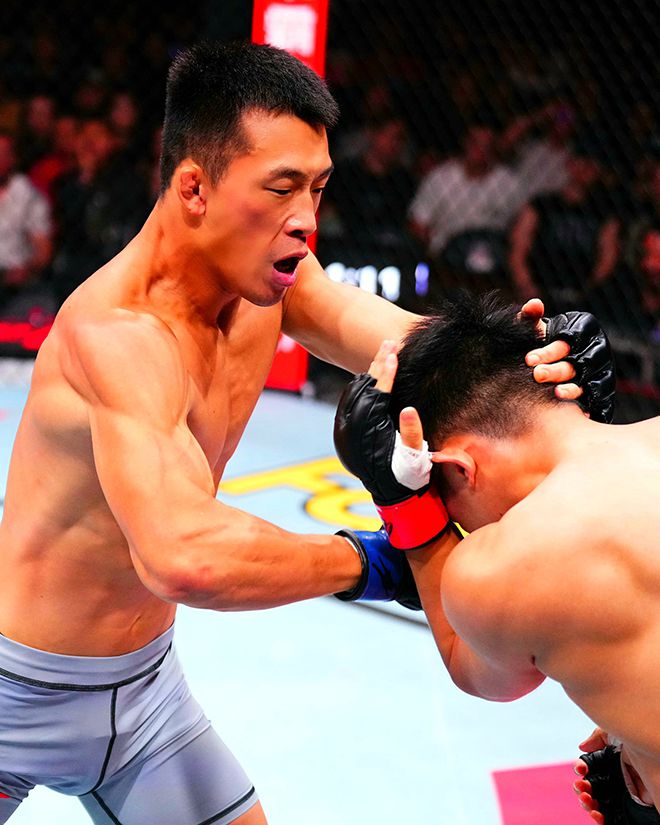 AFC 웰터급 챔피언 김상욱이 2025년 8월 상하이다우타이 Road to UFC 시즌4 라이트급 토너먼트 4강전에서 중국 우슈 산타 전우훈 전국대회 우승자 런야웨이를 주먹으로 때리고 있다. 사진=TKO