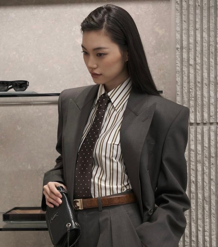 국내에서는 그룹 위키미키 출신의 가수 김도연이 파워숄더 라인의 재킷을 입은 모습이 화제가 되기도 했다. [사진 = 김도연 인스타그랩 캡처]