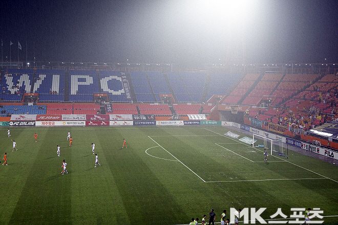 8월 30일 제주 SK-광주 FC전 전반 막판 제주월드컵경기장엔 폭우가 쏟아졌다. 사진=이근승 기자